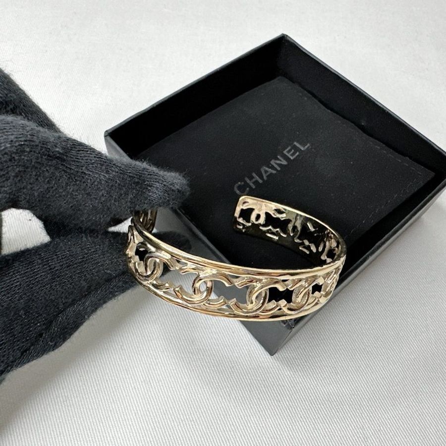 CHANEL 雙C淡金鏤空手鐲-5