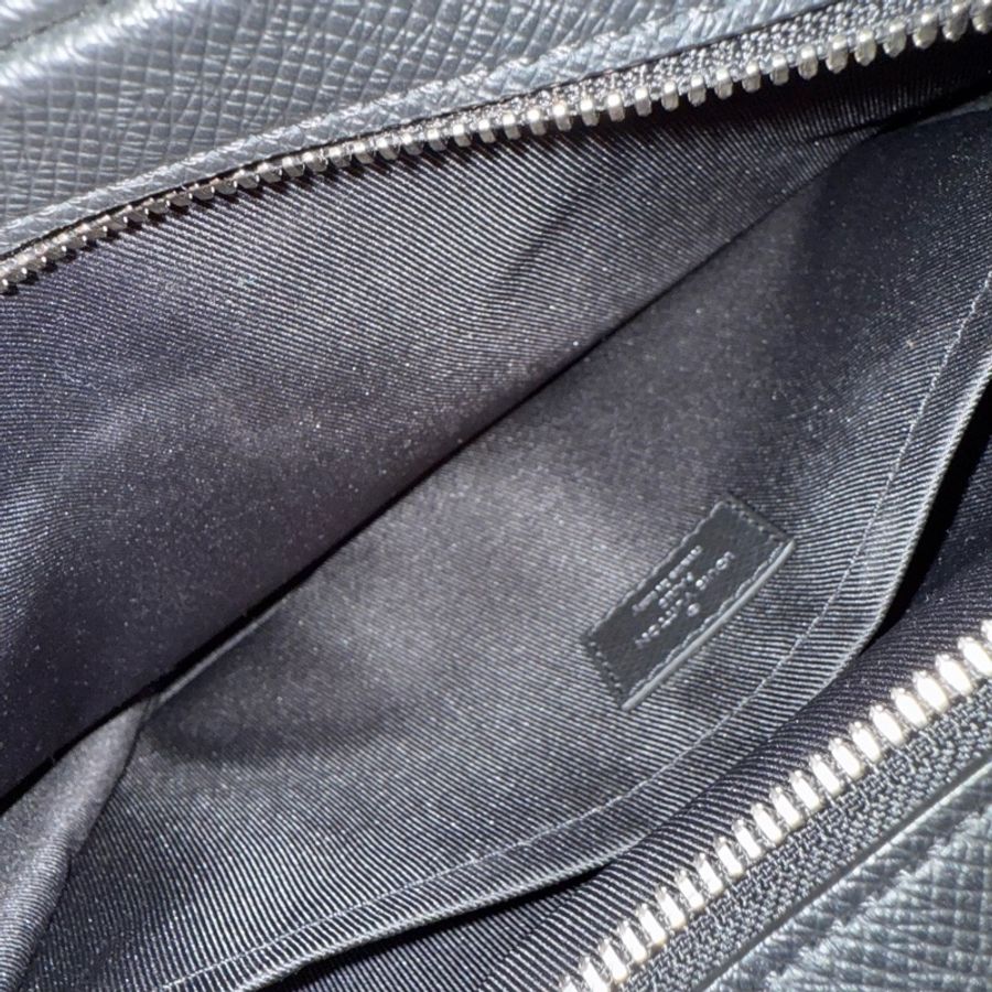 LOUIS VUITTON Taiga 郵差包 M33435-4