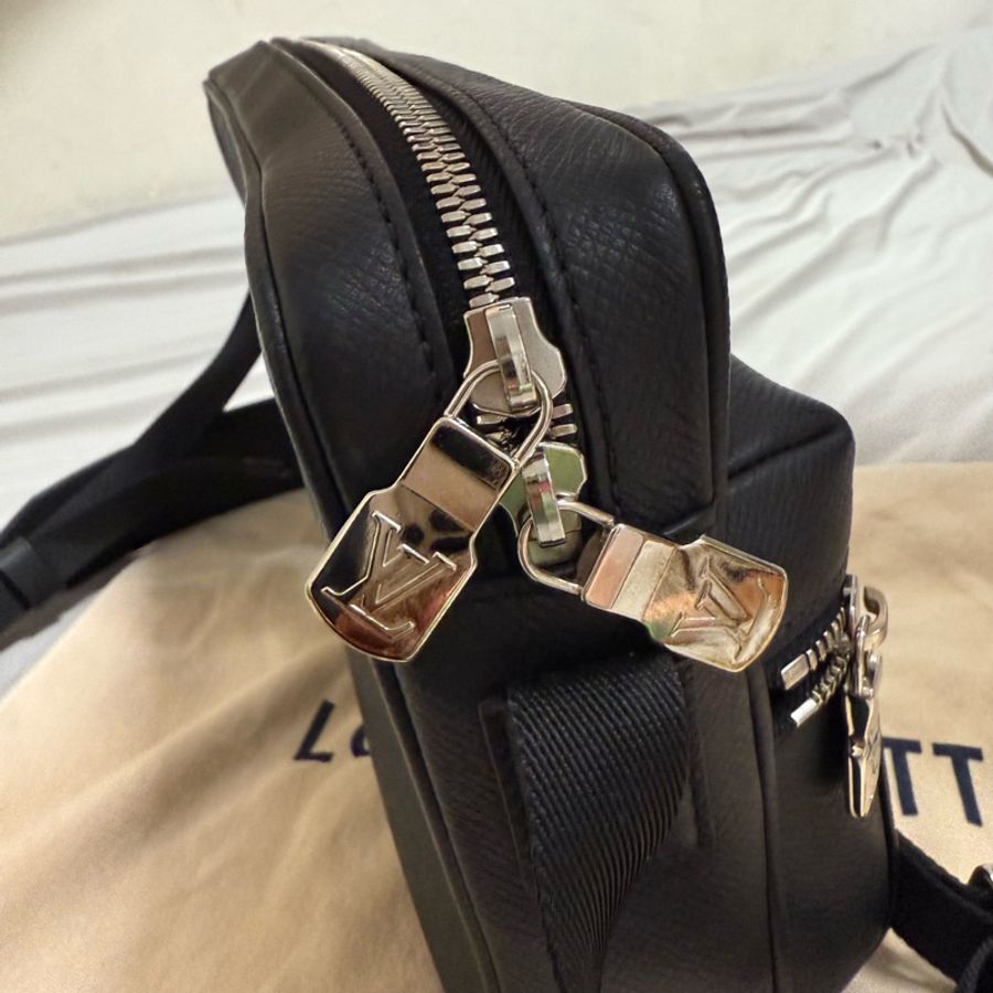 LOUIS VUITTON Taiga 郵差包 M33435-5
