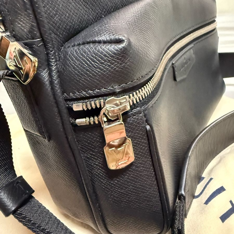 LOUIS VUITTON Taiga 郵差包 M33435-6