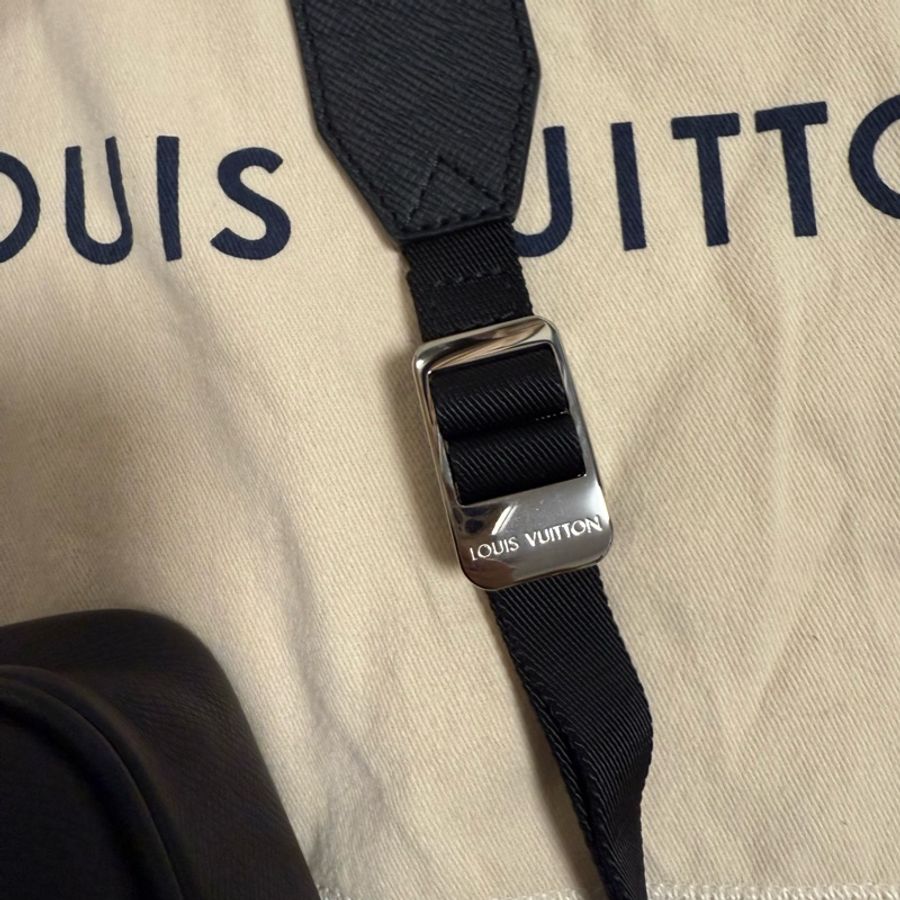 LOUIS VUITTON Taiga 郵差包 M33435-7