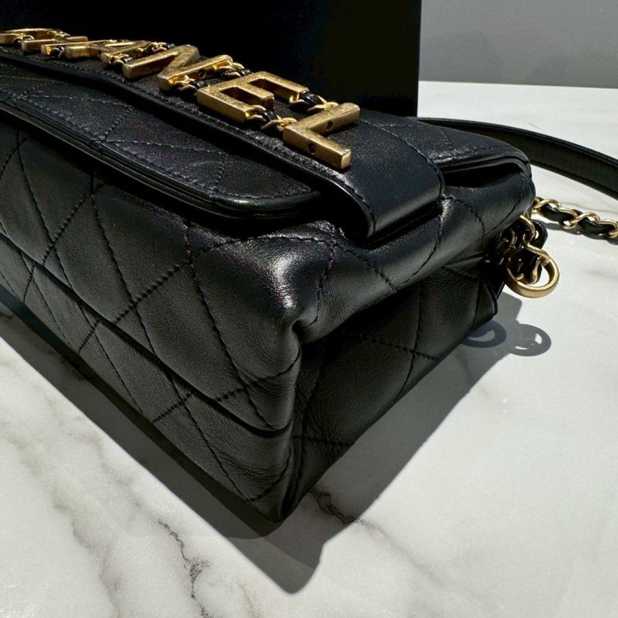 CHANEL 限量款字母小型口袋包-2
