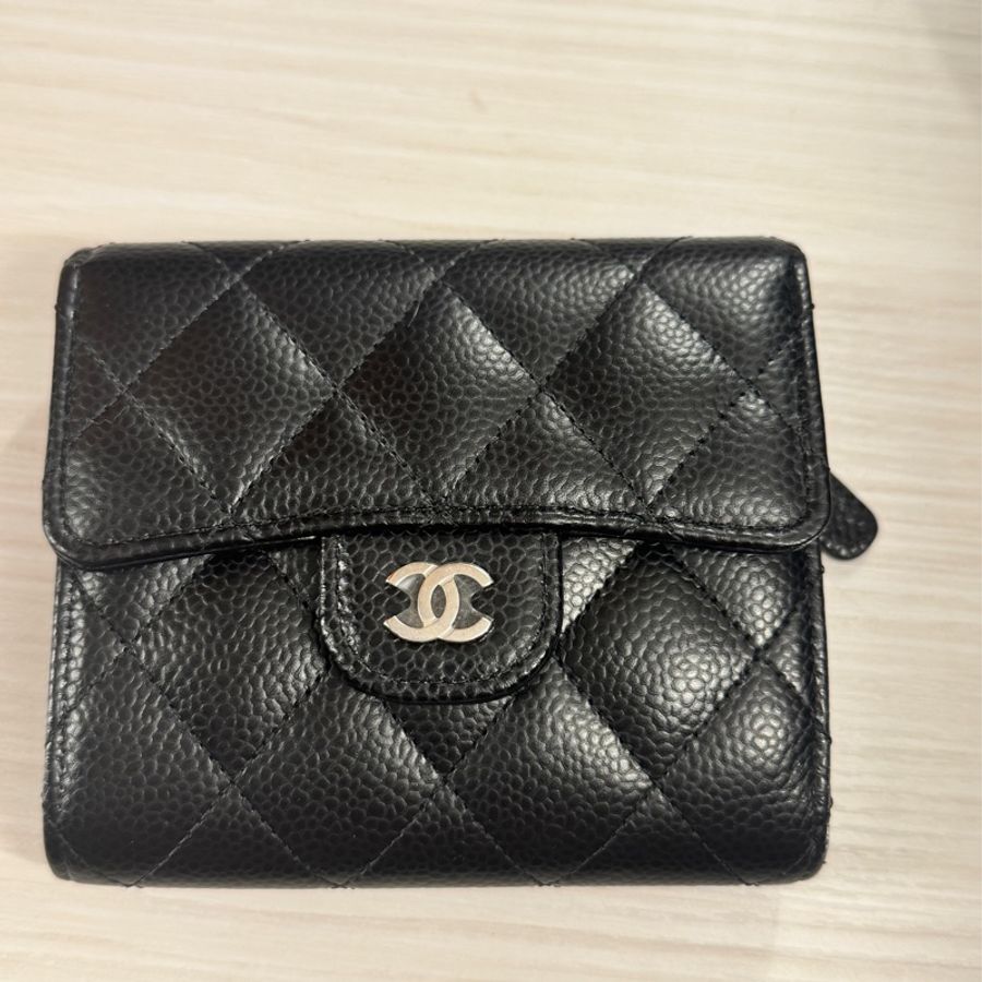 ✶芯片款✶ Chanel 香奈兒 經典口蓋三折短夾 黑銀荔枝皮-6