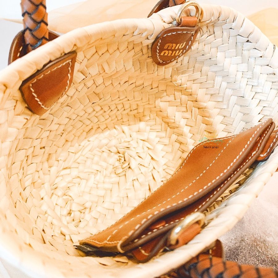 【 全新商品 】MIU MIU 5BA282 台灣櫃出 夏日限定 棕色 迷你 草編 小菜籃 草編包 兩用包-3
