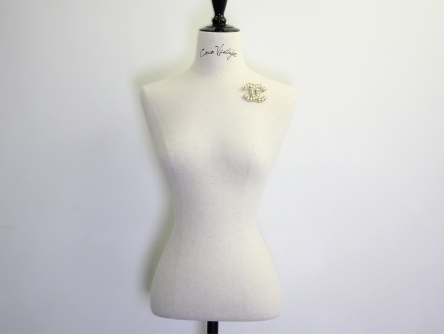 Chanel B19V仿珍珠粒粒金屬邊框CC胸針-15