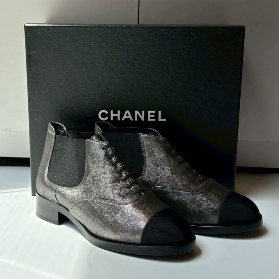 Chanel 黑頭銀灰皮革短靴-1