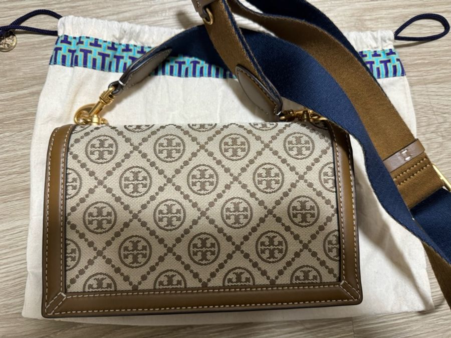TORY BURCH 專櫃款 T MONOGRAM緹花LOGO織布翻蓋寬背帶斜背包 風琴包 棕色 小款-1