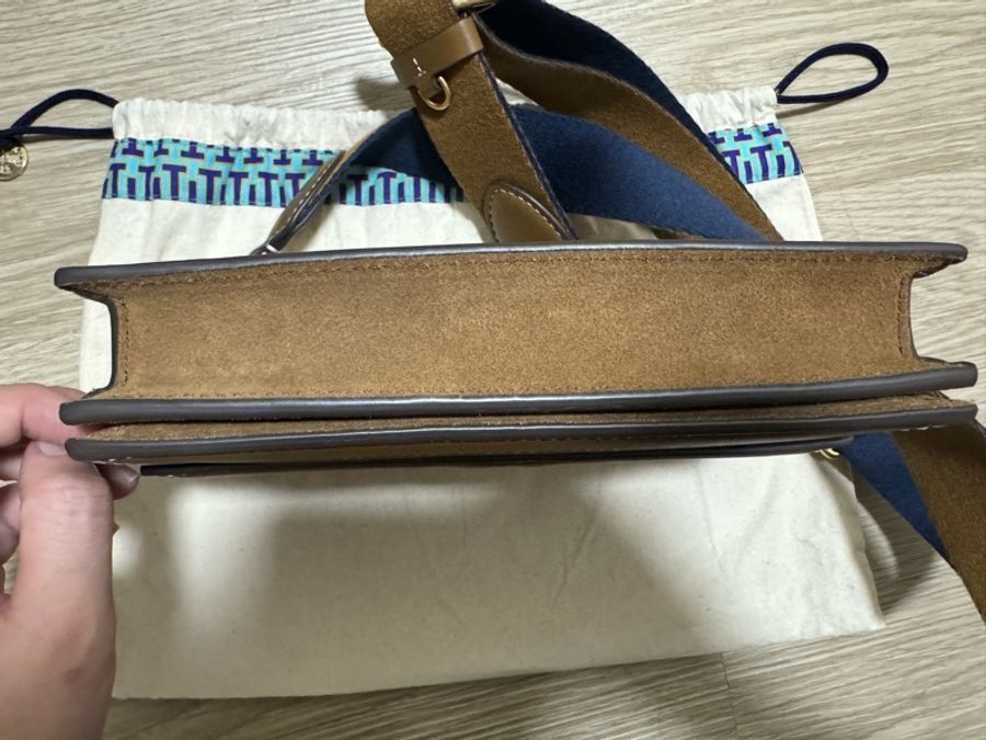 TORY BURCH 專櫃款 T MONOGRAM緹花LOGO織布翻蓋寬背帶斜背包 風琴包 棕色 小款-2