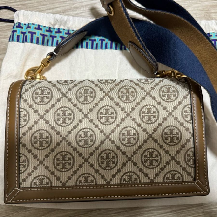 TORY BURCH 專櫃款 T MONOGRAM緹花LOGO織布翻蓋寬背帶斜背包 風琴包 棕色 小款-6