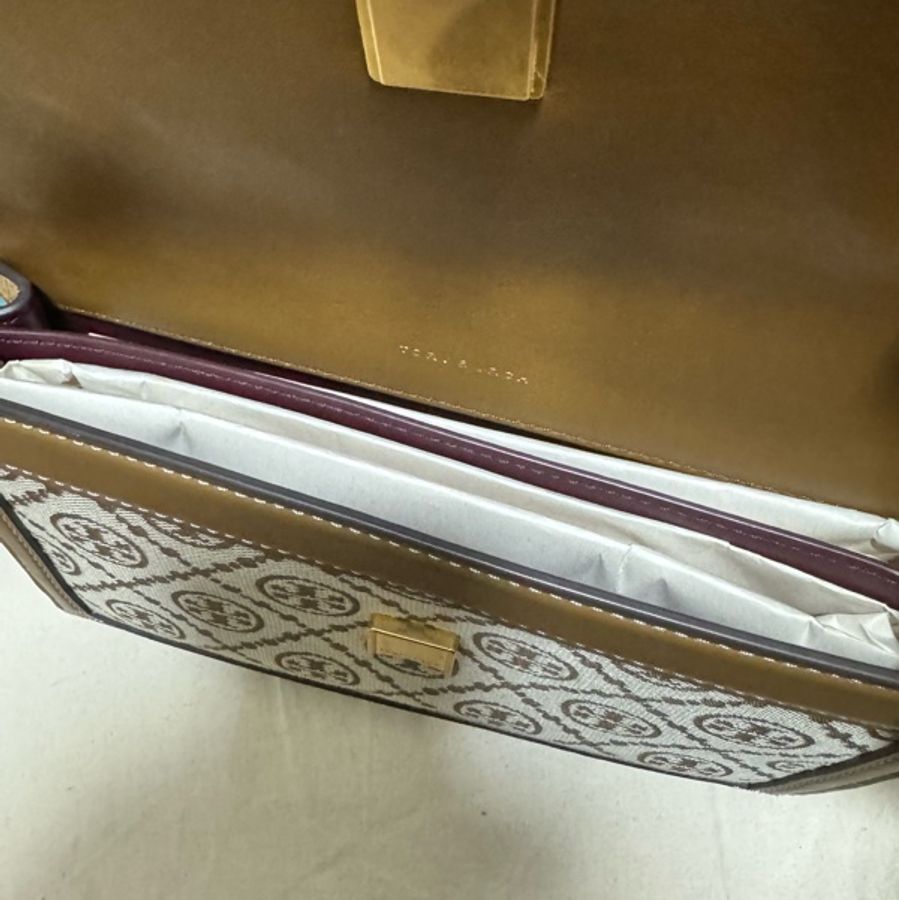 TORY BURCH 專櫃款 T MONOGRAM緹花LOGO織布翻蓋寬背帶斜背包 風琴包 棕色 小款-8