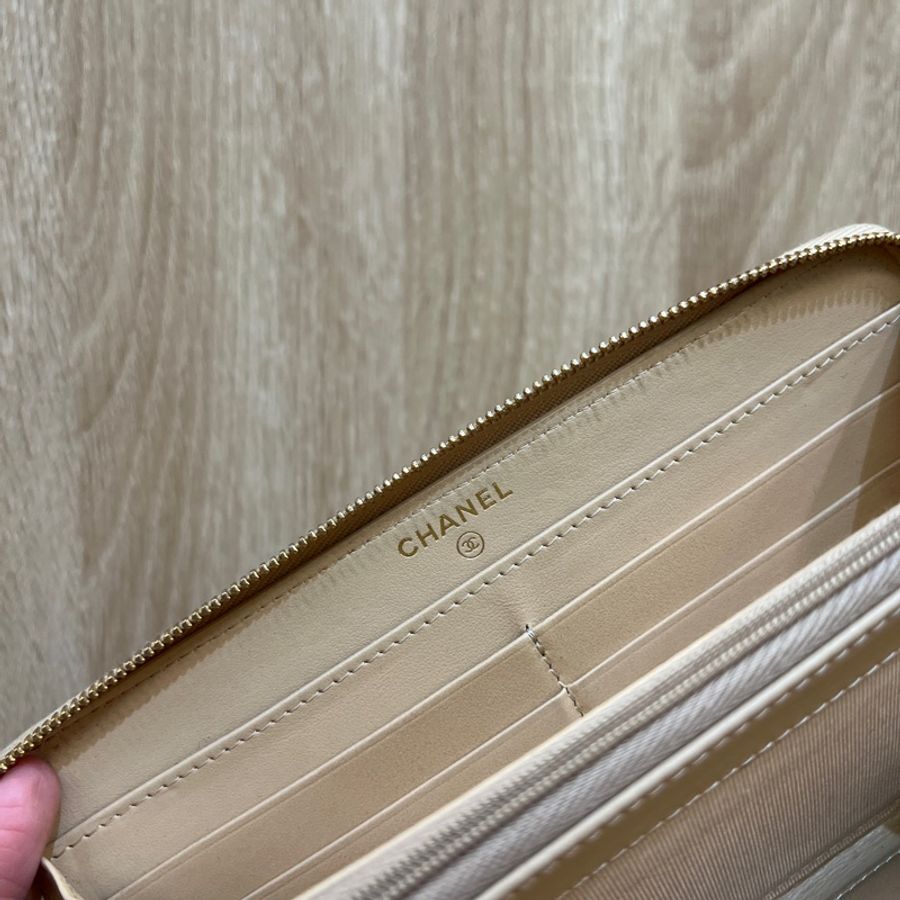 Chanel 奶茶色荔枝皮金釦8卡ㄇ拉長夾AP0242-12