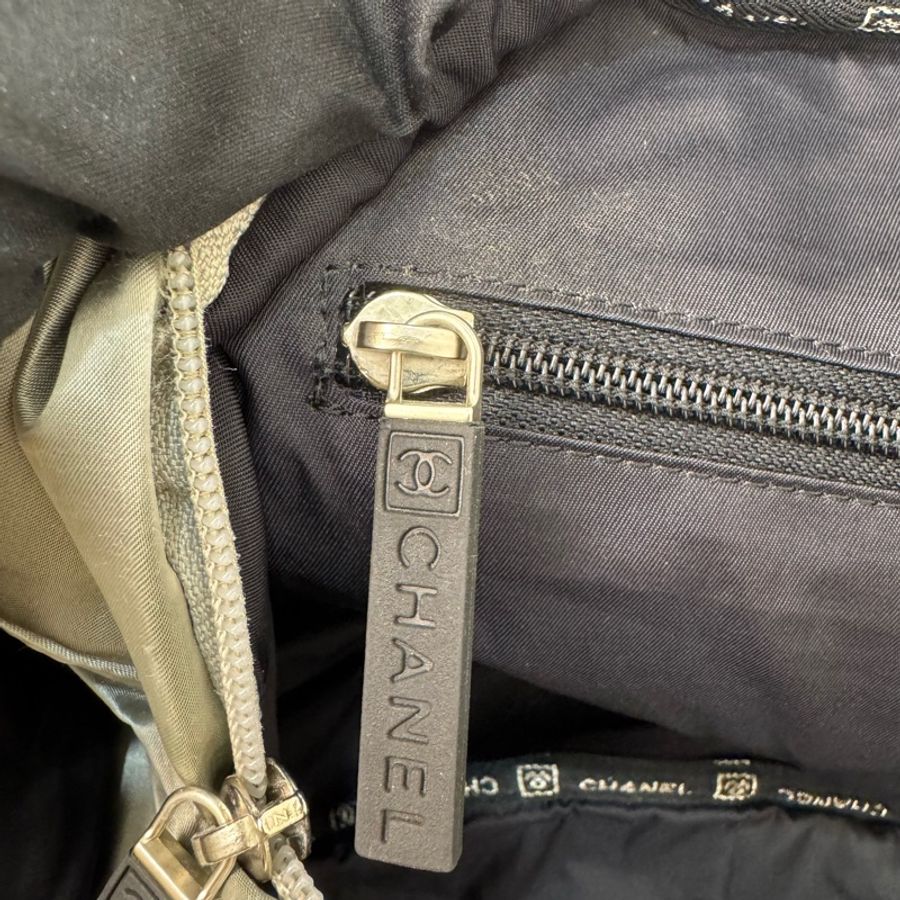 Chanel 太空銀方標旅行包-24