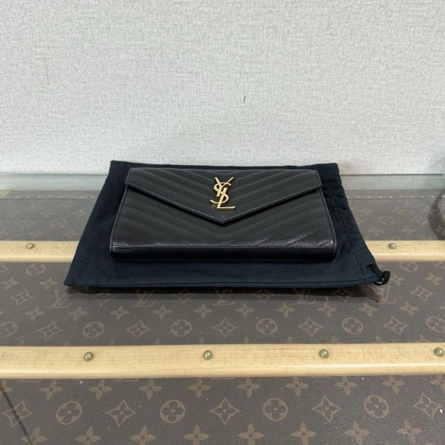 YSL 黑色金扣荔枝紋肩背斜背信封包 22*14*3 99新配件塵袋-3