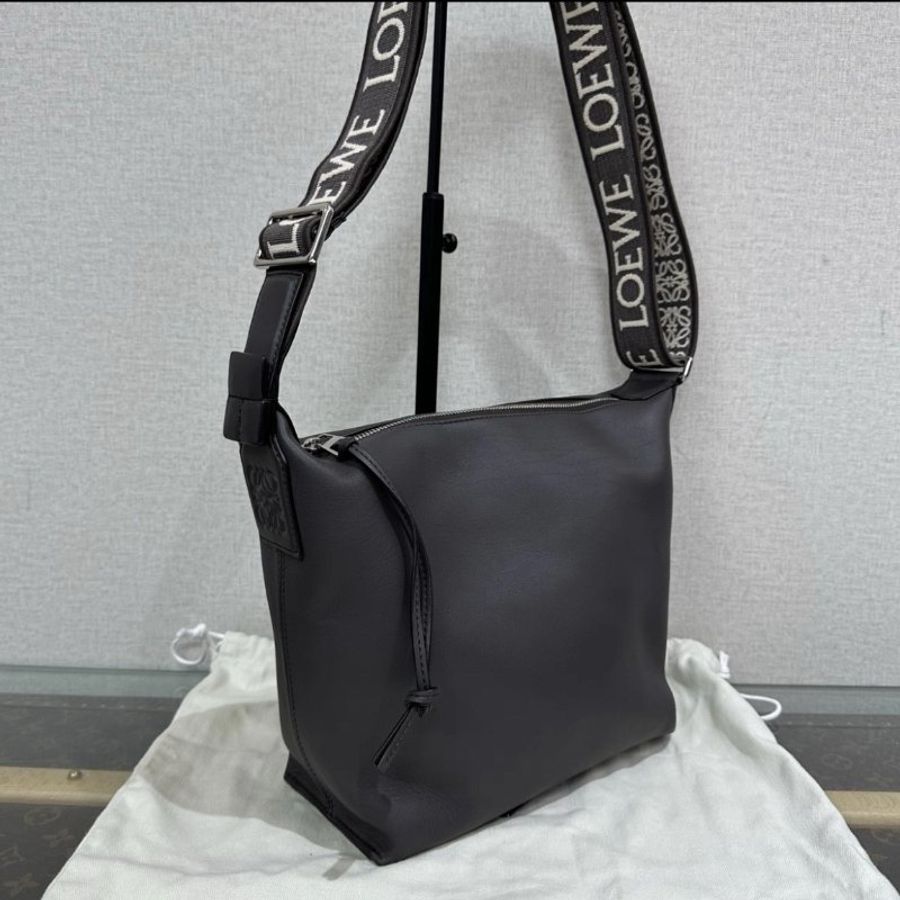LOEWE 灰銀cubi小號肩背斜背包 22*10.5*29.5 99新配件塵袋-1
