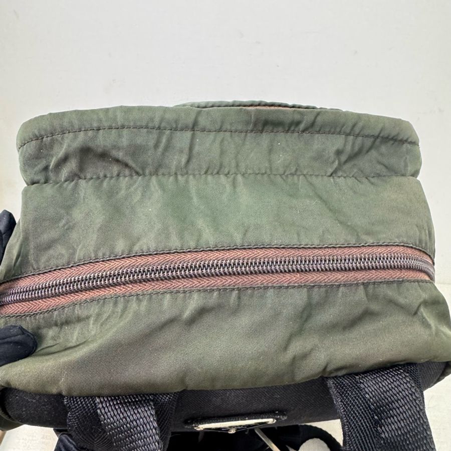PRADA 墨綠帆布鐵牌後背包-26