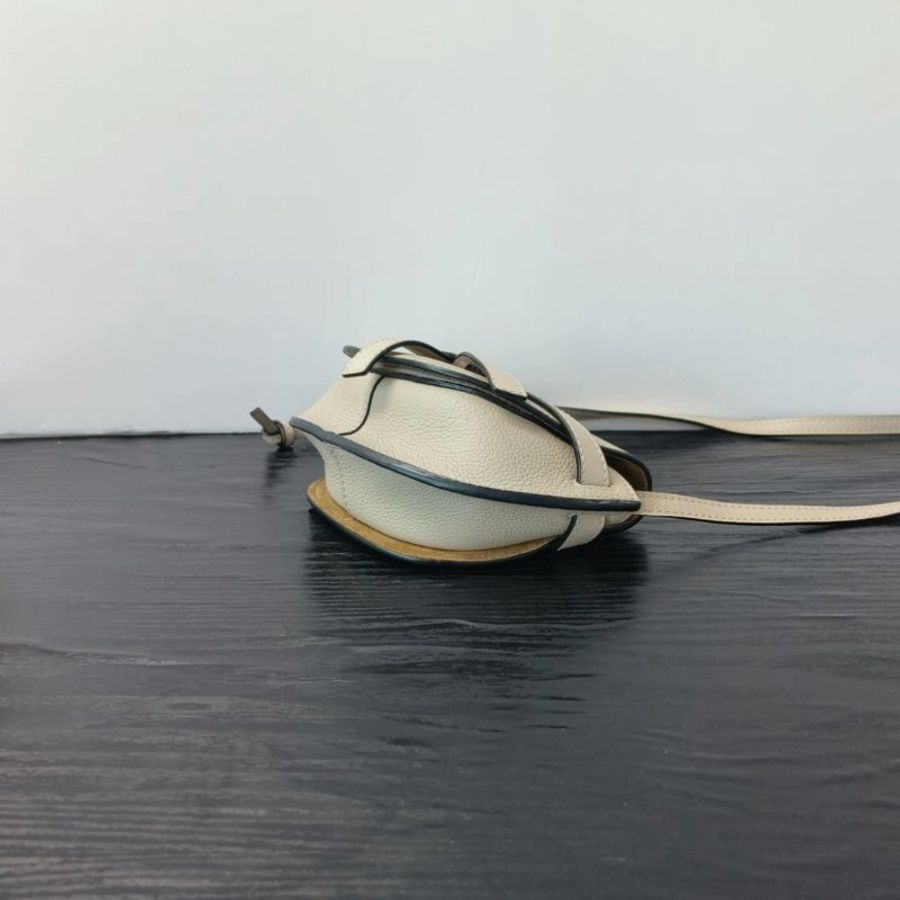 LOEWE 沙色蝴蝶結mini gate馬鞍包 17*11*8 99新配件塵袋-1