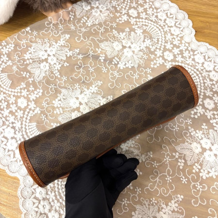 Celine Macadam Pouch 啡色凱旋門圓筒形腋下包 斜揹袋 送肩帶-7
