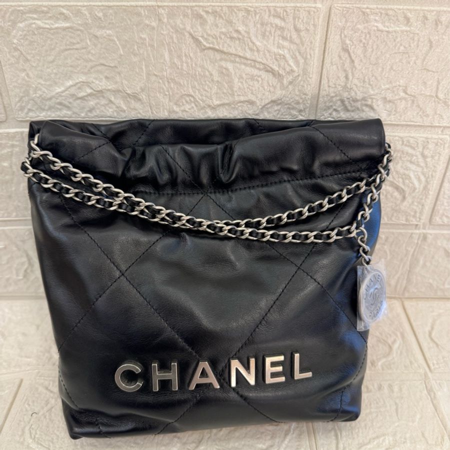 Chanel黑色銀字樣mini22bag-0