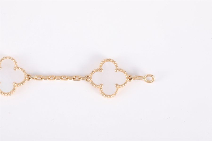 VAN CLEEF&ARPELS(梵克雅寶) Vintage Alhambra 中號五花手鏈 新扣 18K黃金/白貝母 S-M碼 黃金-3