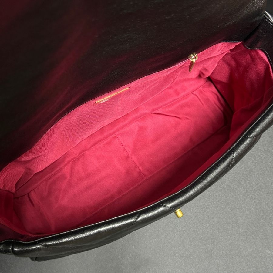 (全新品 全套配件🎁) Chanel 19 Maxi 黑金羊皮 飛機包 專櫃33萬!-8