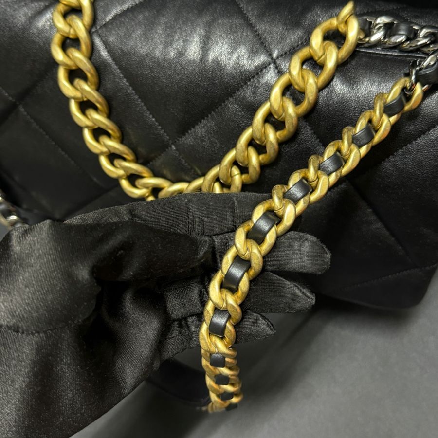 (全新品 全套配件🎁) Chanel 19 Maxi 黑金羊皮 飛機包 專櫃33萬!-12