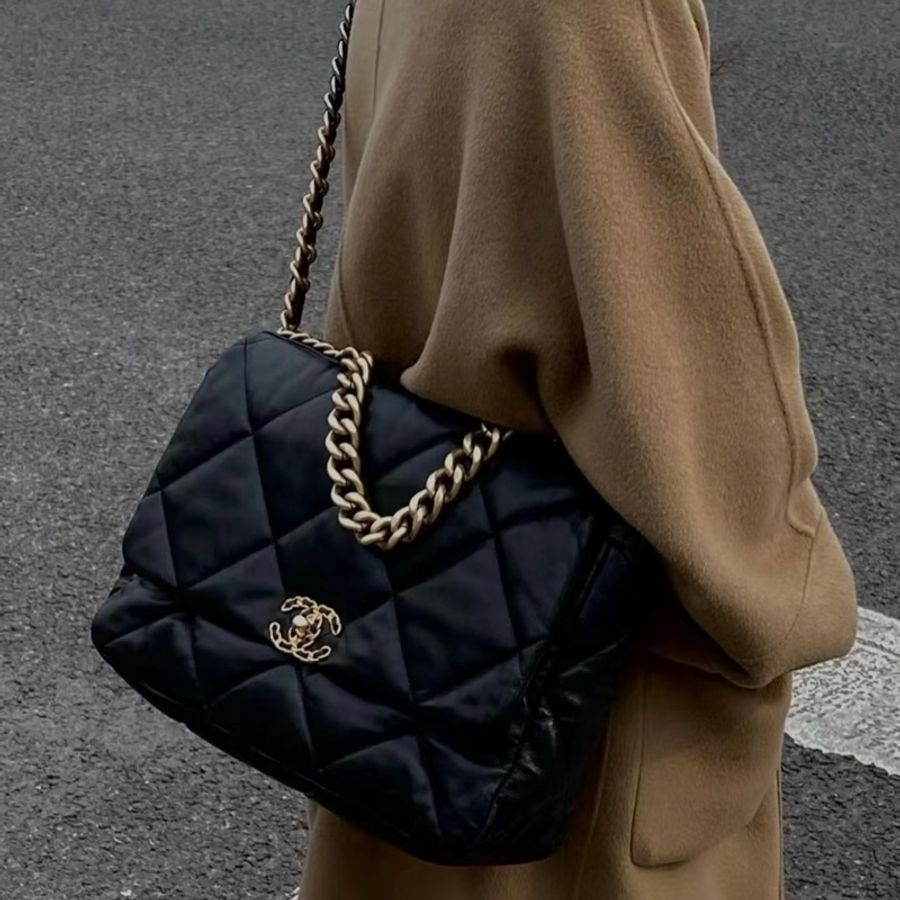 (全新品 全套配件🎁) Chanel 19 Maxi 黑金羊皮 飛機包 專櫃33萬!-17