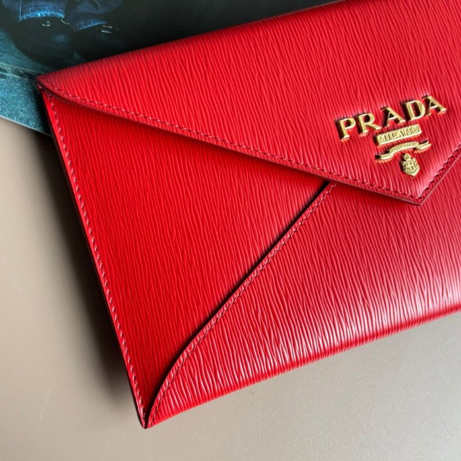 ::PRADA:: Saffiano紅色皮革金LOGO信籤釦式扁長夾 手拿包-3