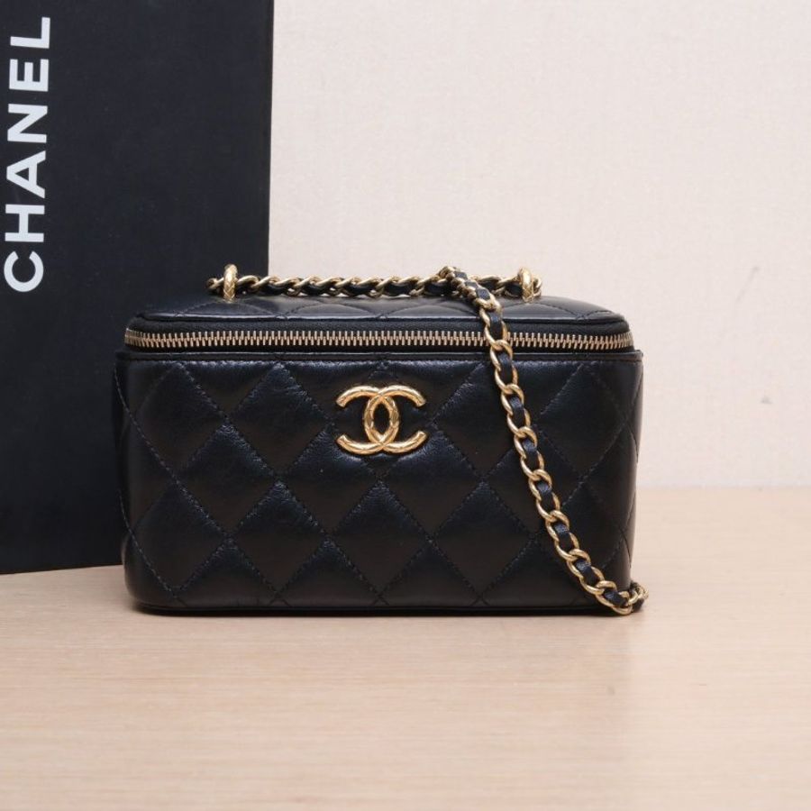 CHANEL(香奈兒) 23C 長盒子化妝包 帶鏡子 16.5cm 黑色 鐳射標 鳳梨扣 寶石鏈條肩帶-1