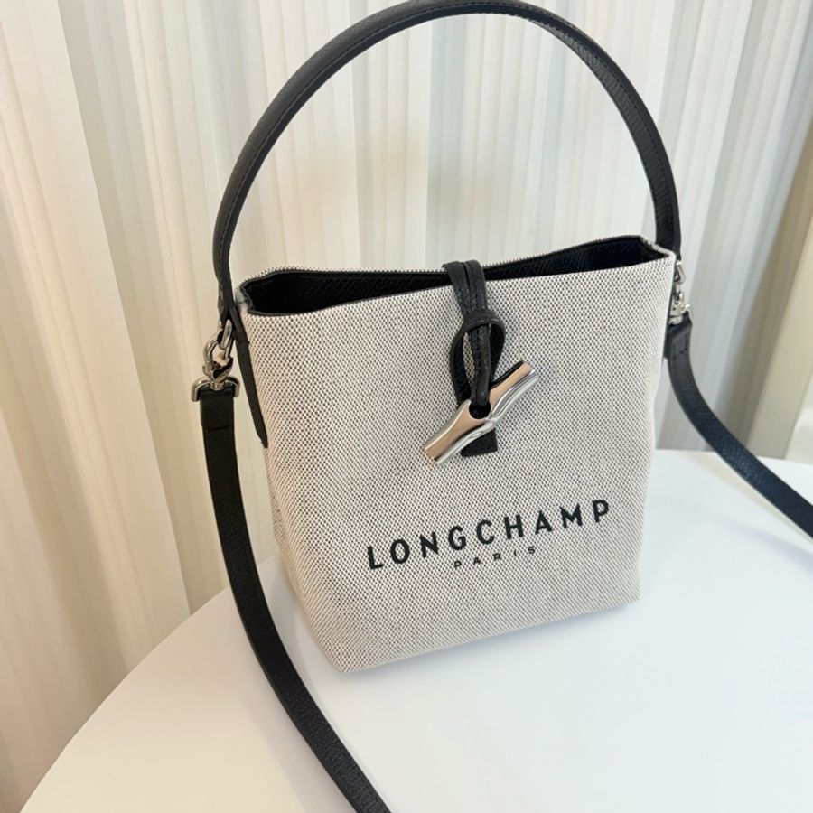 ✔️LONGCHAMP Essential 經典竹節扣LOGO帆布手提斜背水桶包-黑色-9