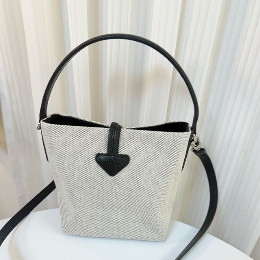 ✔️LONGCHAMP Essential 經典竹節扣LOGO帆布手提斜背水桶包-黑色-10