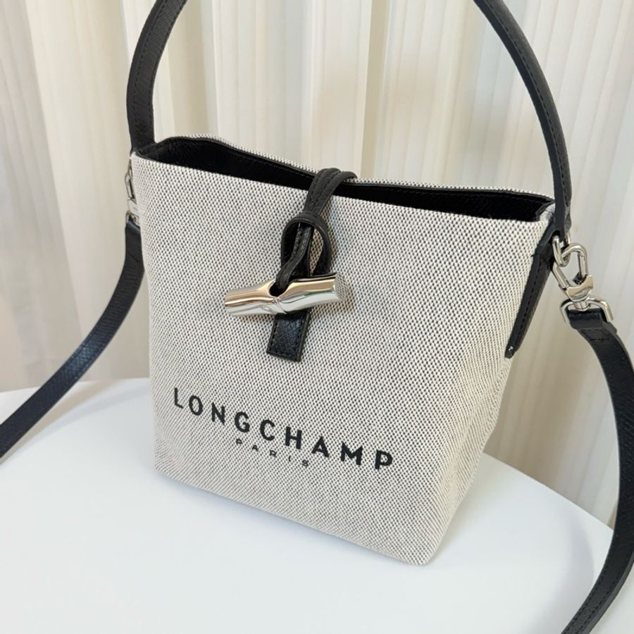 ✔️LONGCHAMP Essential 經典竹節扣LOGO帆布手提斜背水桶包-黑色-11