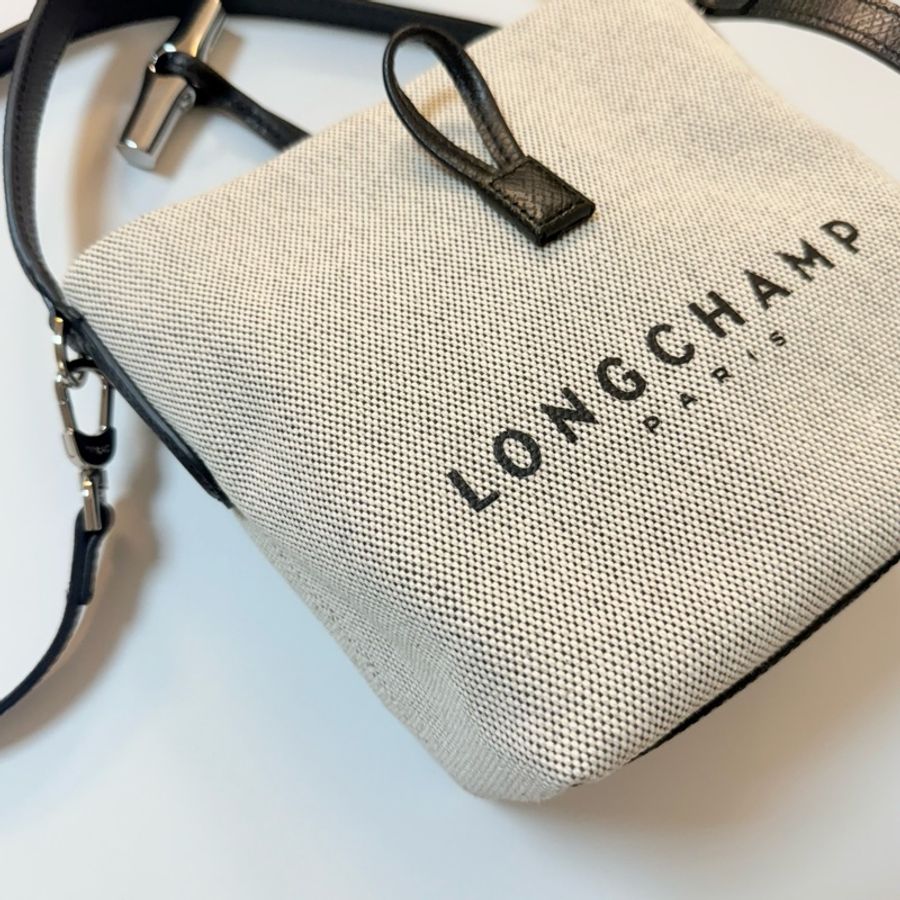 ✔️LONGCHAMP Essential 經典竹節扣LOGO帆布手提斜背水桶包-黑色-12