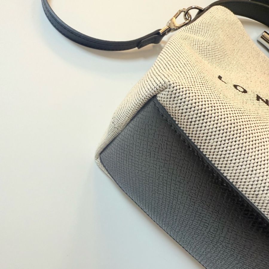 ✔️LONGCHAMP Essential 經典竹節扣LOGO帆布手提斜背水桶包-黑色-14