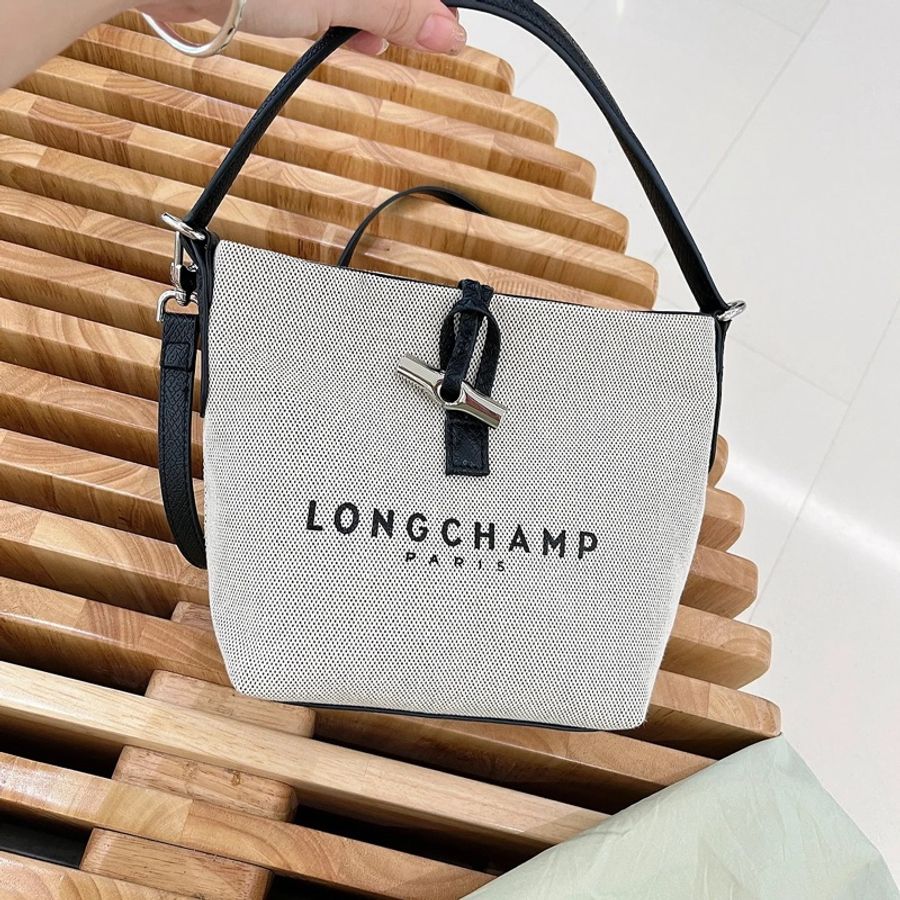 ✔️LONGCHAMP Essential 經典竹節扣LOGO帆布手提斜背水桶包-黑色-1