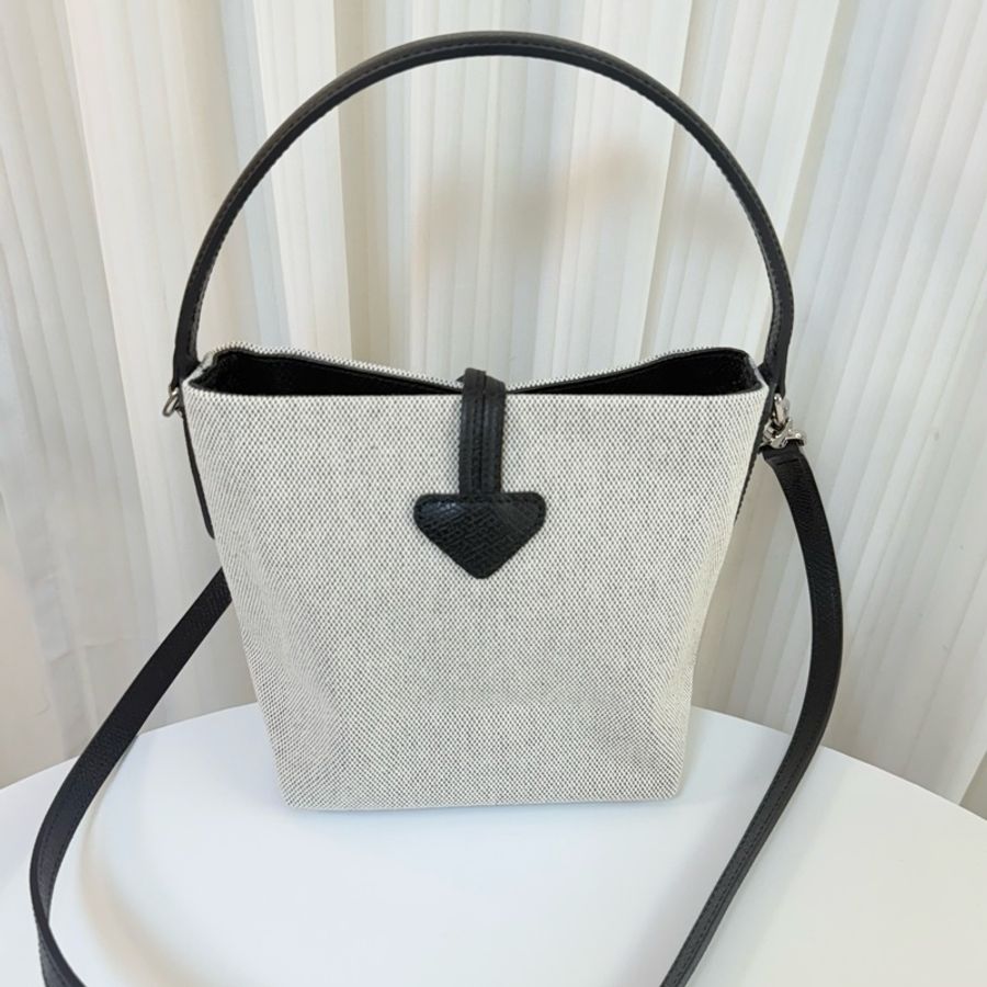 ✔️LONGCHAMP Essential 經典竹節扣LOGO帆布手提斜背水桶包-黑色-4