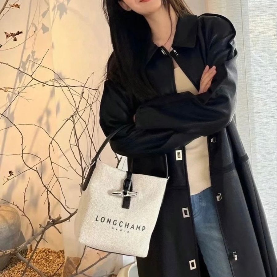 ✔️LONGCHAMP Essential 經典竹節扣LOGO帆布手提斜背水桶包-黑色-7