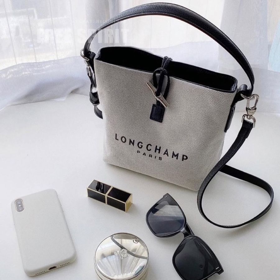 ✔️LONGCHAMP Essential 經典竹節扣LOGO帆布手提斜背水桶包-黑色-8
