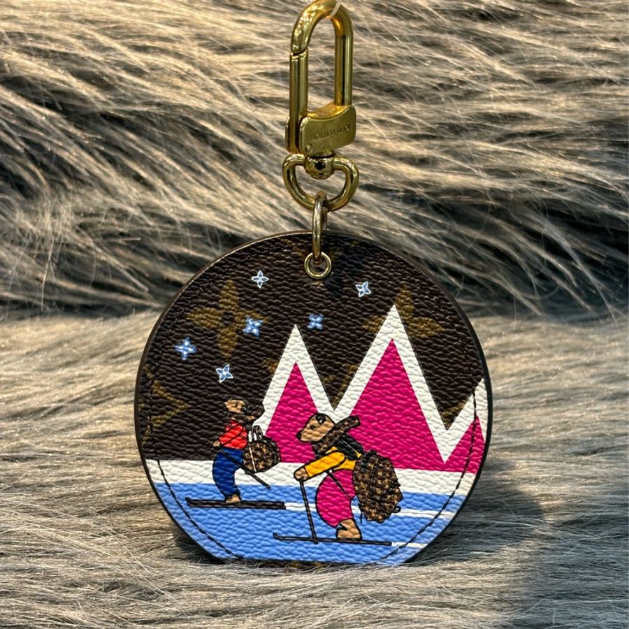 LV M63756 原花老花字紋 滑雪熊 雙面 圓牌 吊飾 掛飾 鑰匙圈 KEYCHAIN-0