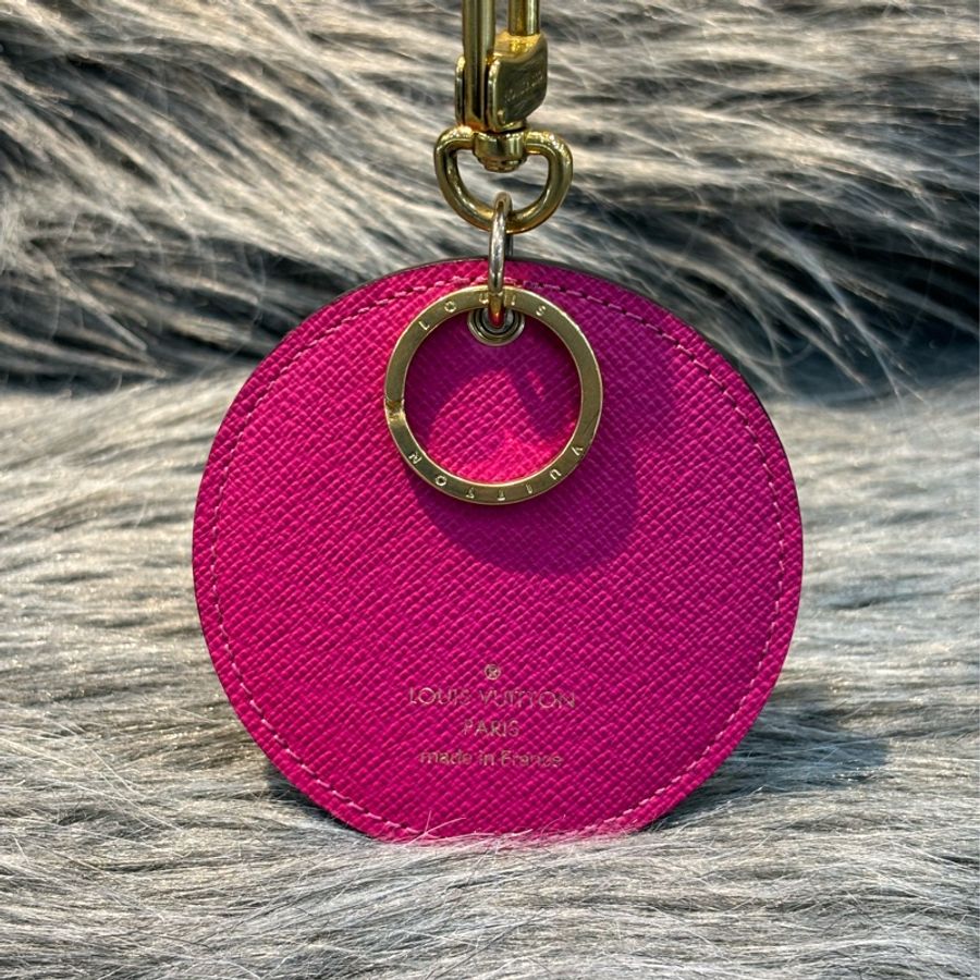 LV M63756 原花老花字紋 滑雪熊 雙面 圓牌 吊飾 掛飾 鑰匙圈 KEYCHAIN-1