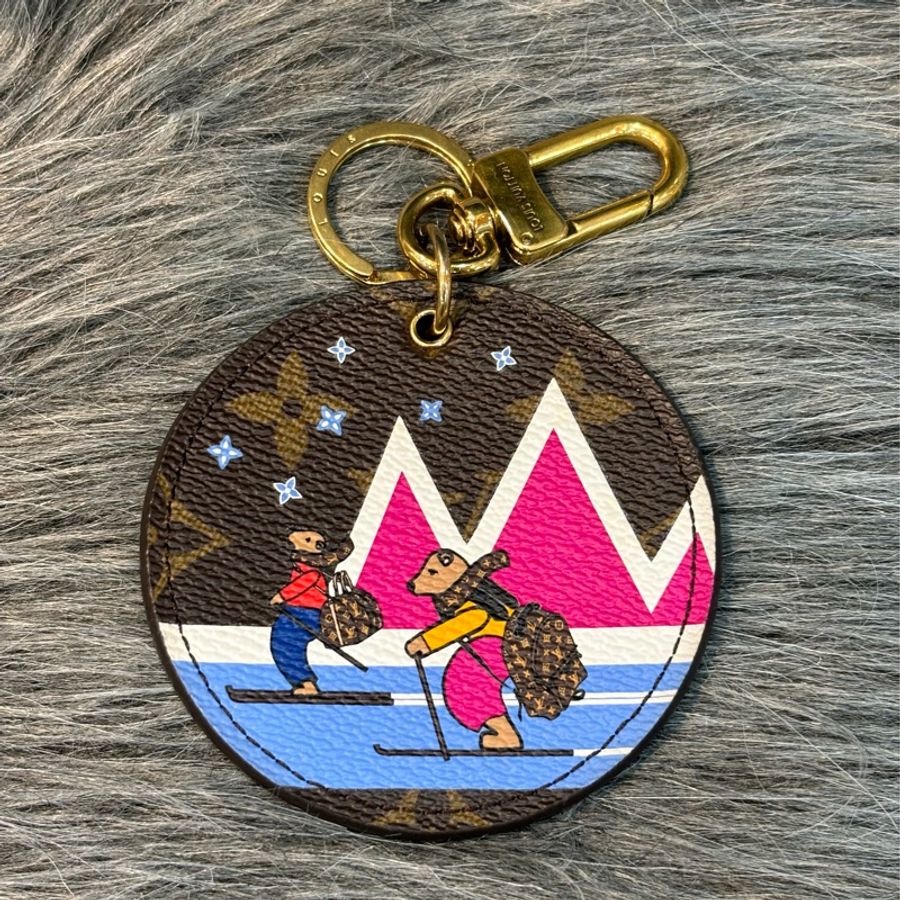 LV M63756 原花老花字紋 滑雪熊 雙面 圓牌 吊飾 掛飾 鑰匙圈 KEYCHAIN-2