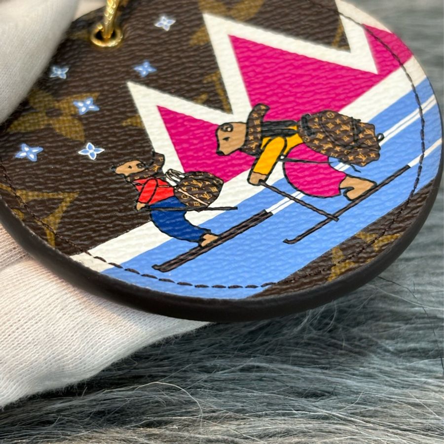 LV M63756 原花老花字紋 滑雪熊 雙面 圓牌 吊飾 掛飾 鑰匙圈 KEYCHAIN-4