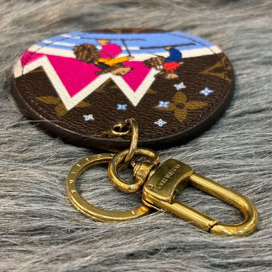 LV M63756 原花老花字紋 滑雪熊 雙面 圓牌 吊飾 掛飾 鑰匙圈 KEYCHAIN-8