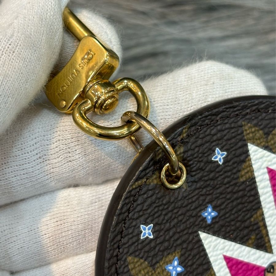 LV M63756 原花老花字紋 滑雪熊 雙面 圓牌 吊飾 掛飾 鑰匙圈 KEYCHAIN-12