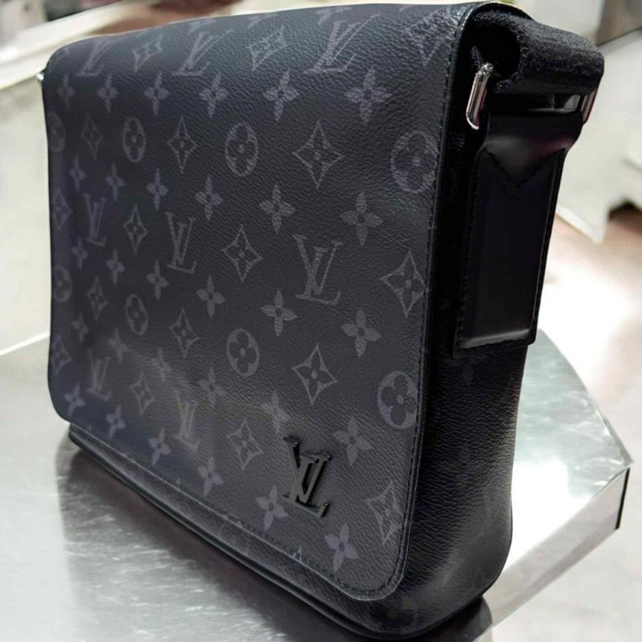 Louis Vuitton M46255 DISTRICT PM Eclipse斜背信差包(黑)-3