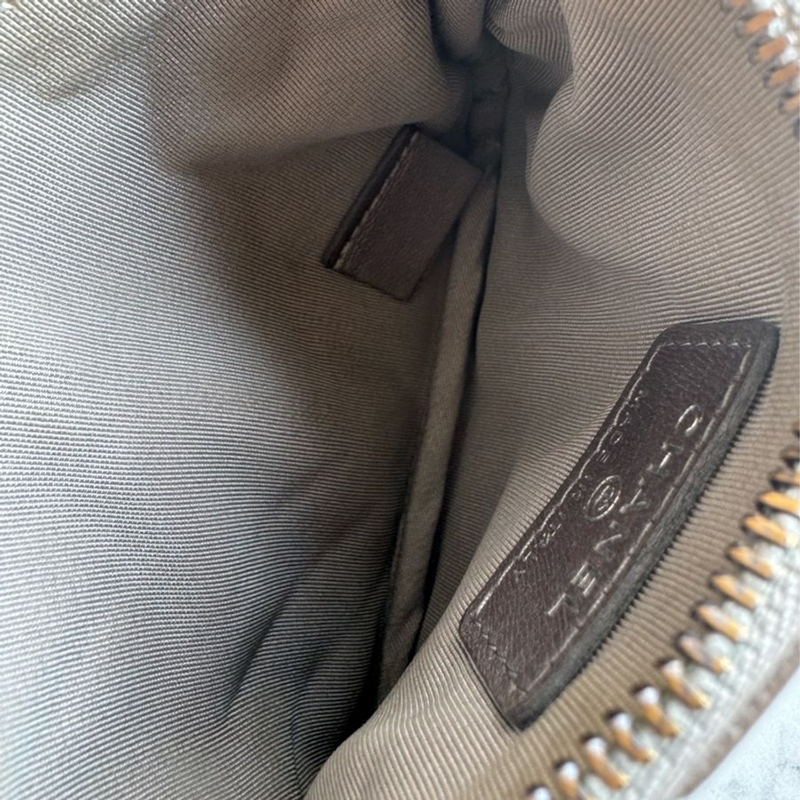 Chanel淺灰山型紋滾毛釘羊皮一字零錢包-12