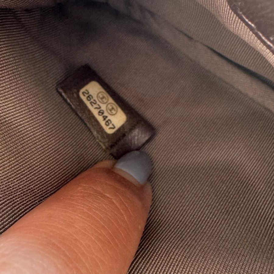 Chanel淺灰山型紋滾毛釘羊皮一字零錢包-13