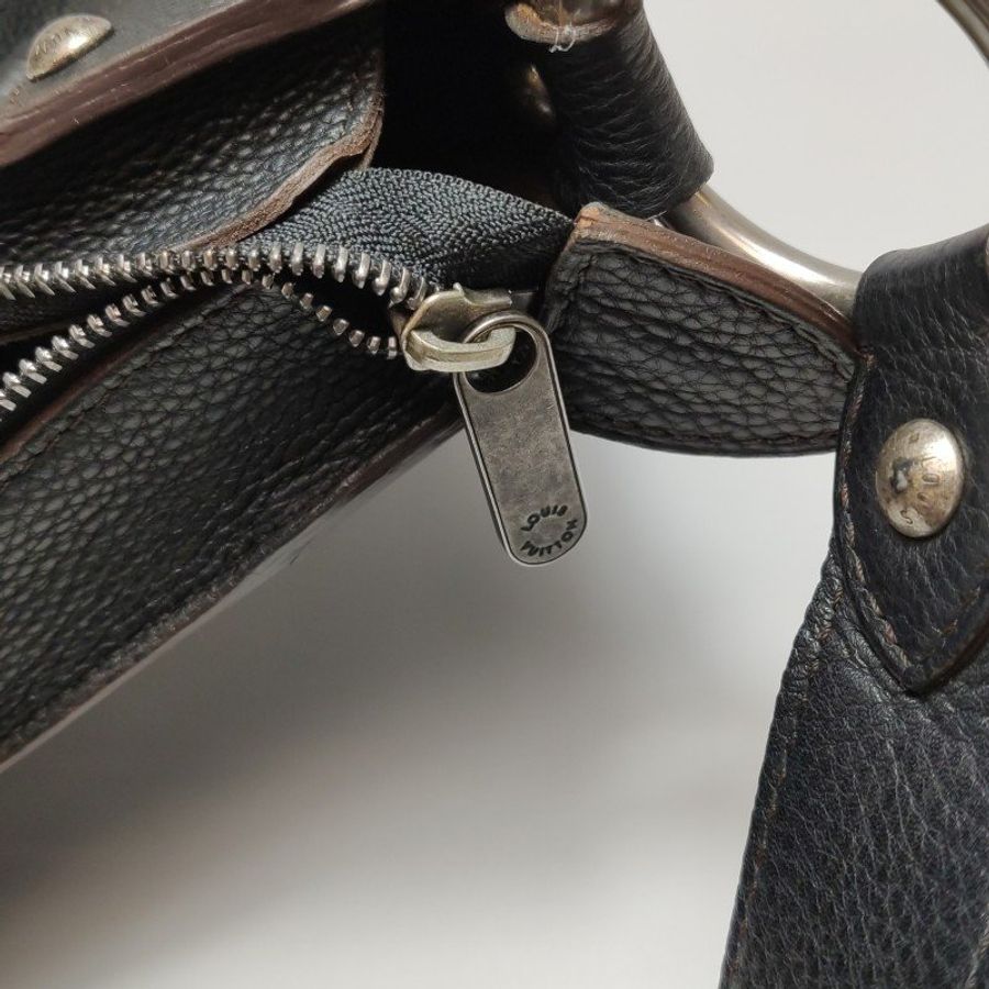 Louis Vuitton(LV) Mahina 牛皮 純色老花 金屬扣 單肩包-9