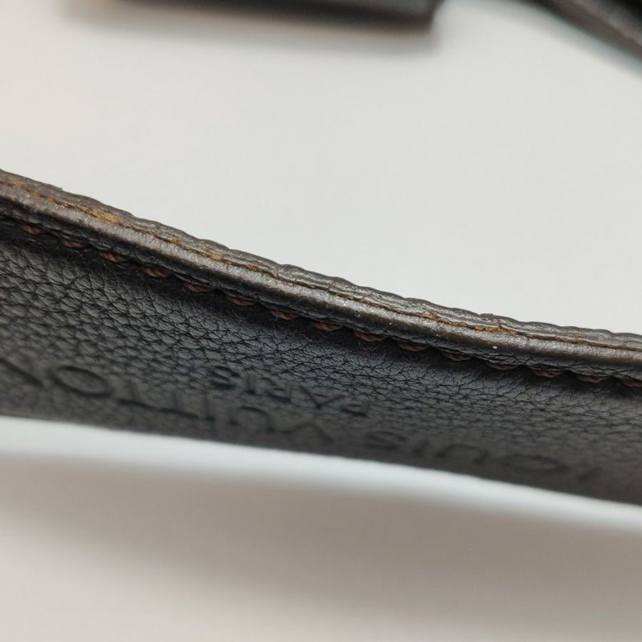 Louis Vuitton(LV) Mahina 牛皮 純色老花 金屬扣 單肩包-12