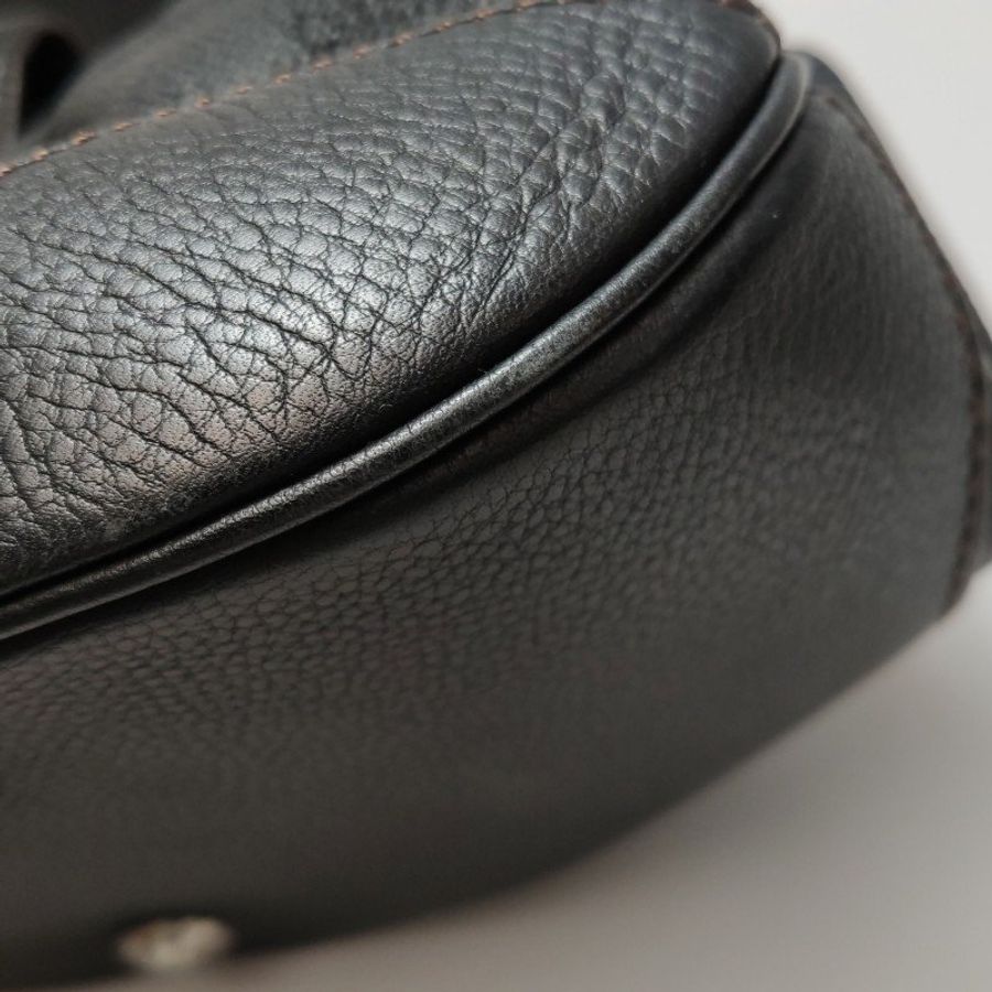 Louis Vuitton(LV) Mahina 牛皮 純色老花 金屬扣 單肩包-16