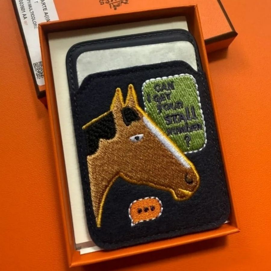 全新 Hermes ”Stall Number“ MagSafe Card holder 小馬magsafe卡套(不含展示圖中手機) 顏色:海軍藍-3
